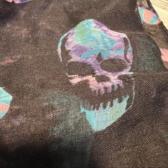 Skull Scarf - large scarf/wrap with cute skulls - Picture 4 of 4